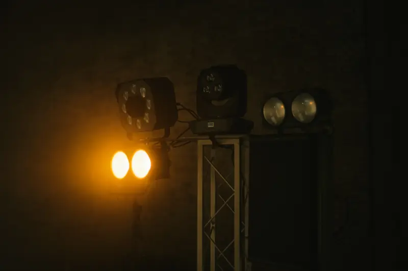 Traversenturm mit Blindern, Moving Head, Moonflower-Effektstrahler und Lautsprecher